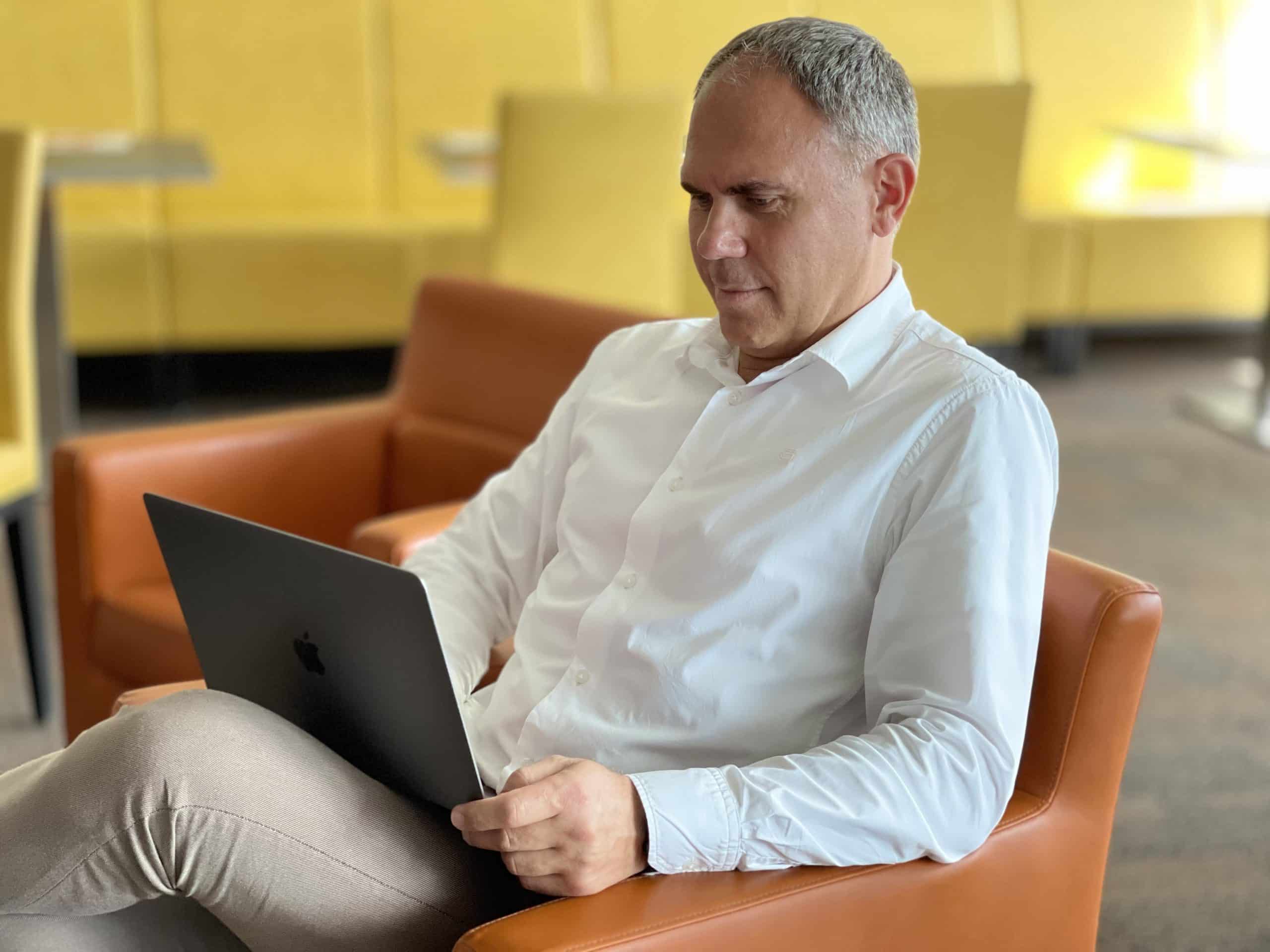 Immobilienverantwortlicher arbeitet mit einem Laptop