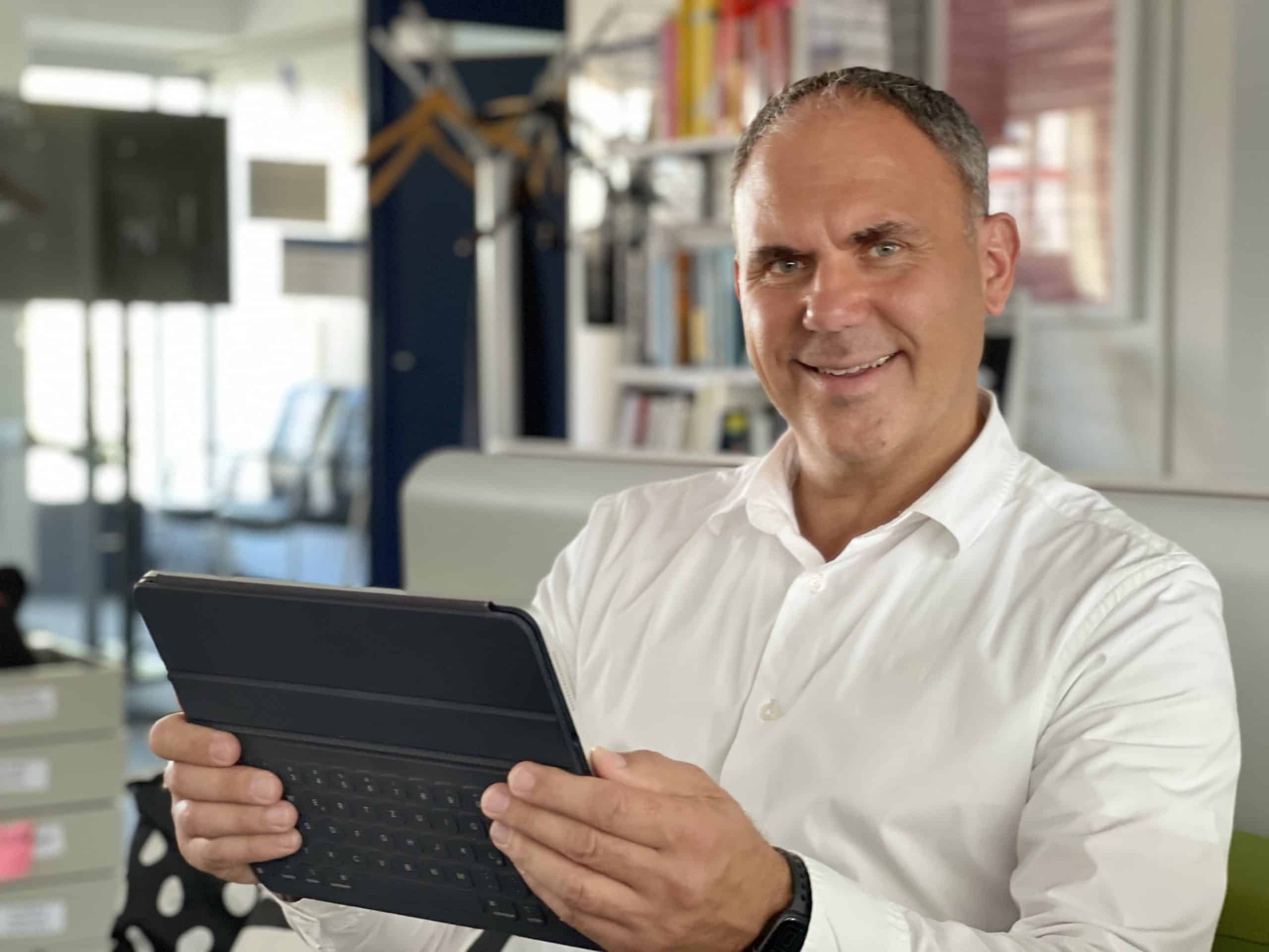 MERICK Ansprechpartner arbeitet mit einem Tablet
