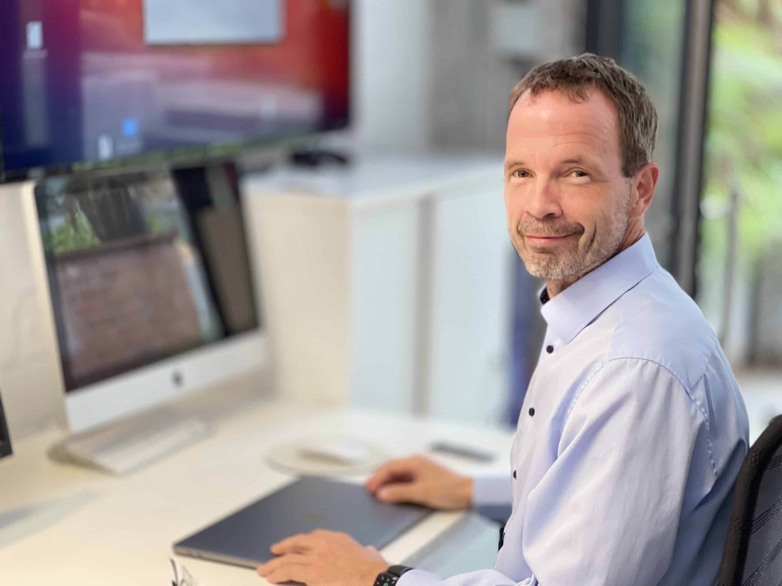 MERICK Mitarbeiter am digitalen Arbeitsplatz