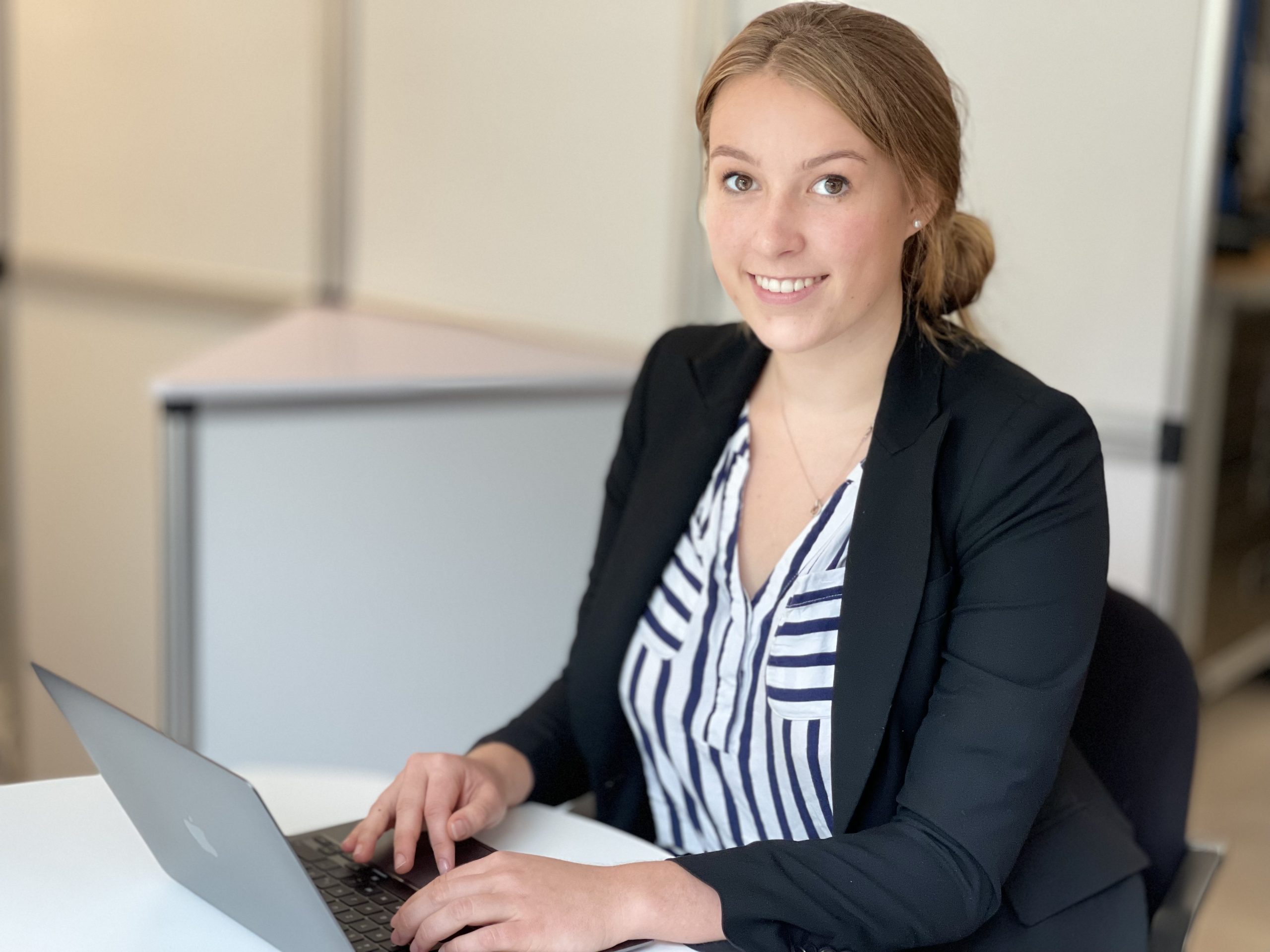 MERICK Mitarbeiterin am Laptop